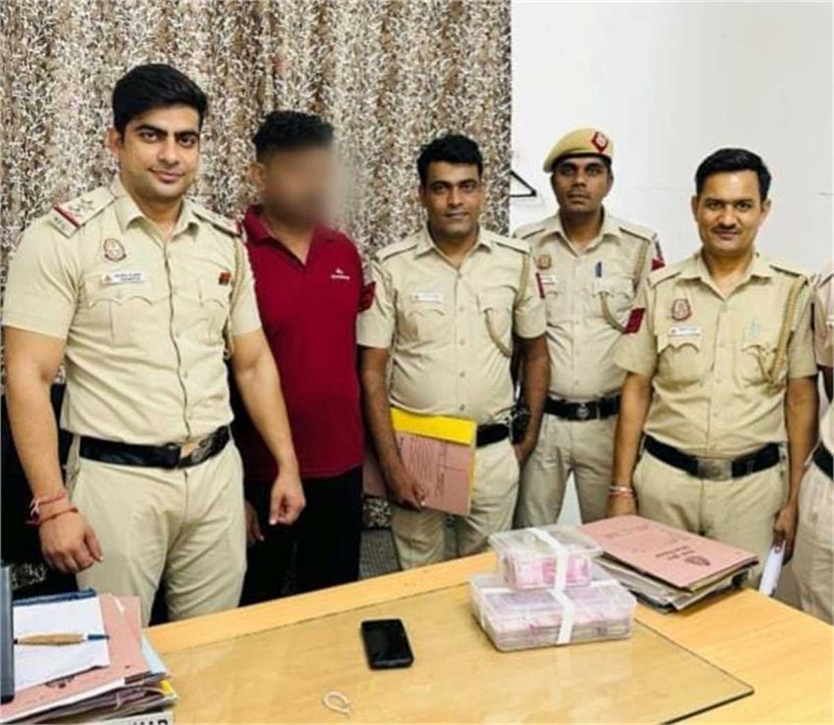 दिल्ली कैश वैन का गार्ड 20 लाख रुपये चोरी करने के आरोप में गिरफ्तार